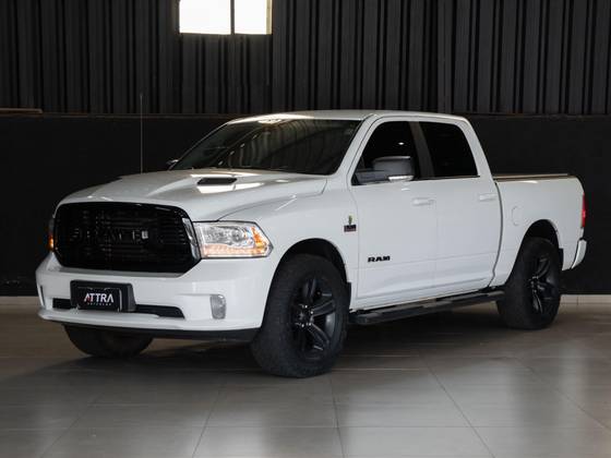 RAM CLASSIC 5.7 V8 GASOLINA LARAMIE NIGHT EDITION CD 4X4 AUTOMÁTICO